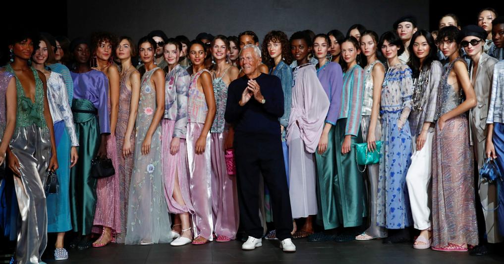 Giorgio Armani chiude le sfilate di Milano trasformando il rigore